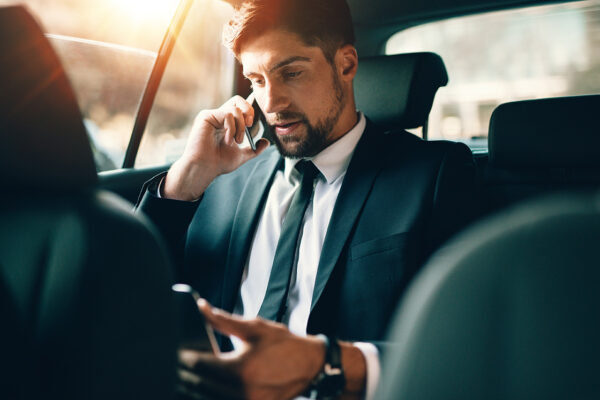 Taxi Oldenzaal zakelijk, man aan telefoon